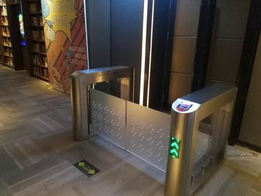 豪華擺閘+二維碼 杭州誠晟電影院 (2).jpg